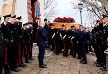 Grande dolore a Montresta. Picchetto d’onore dei carabinieri per dire addio a Pietro Mastino | VIDEO