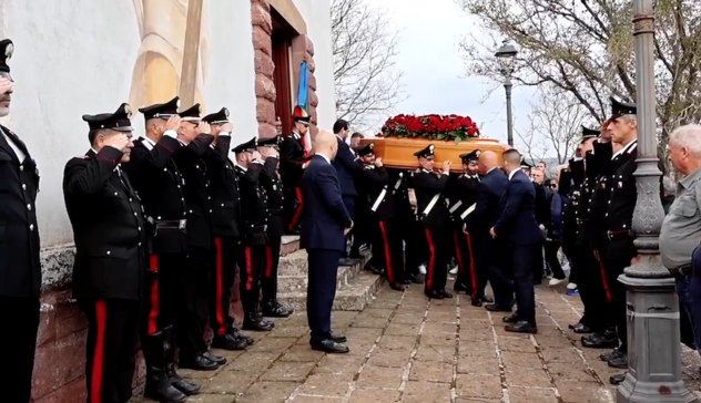 Grande dolore a Montresta. Picchetto d’onore dei carabinieri per dire addio a Pietro Mastino | VIDEO