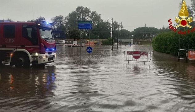 Maltempo, allerta in 5 regioni. A Bologna un disperso