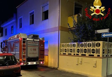 Selargius, incendio in un appartamento nella notte: paura per madre e figlia