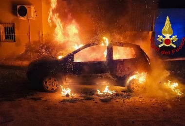 Auto divorata dalle fiamme a Olbia, indagini in corso