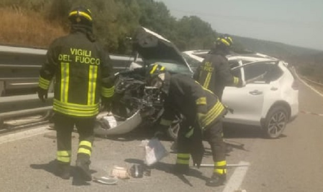 Incidente sulla 131 Dcn, tre persone coinvolte 